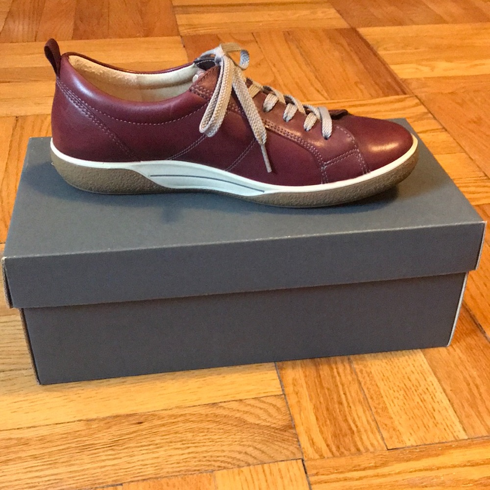 Ecco Bordeaux Shoes, size EU 38 (US 7-7.5)